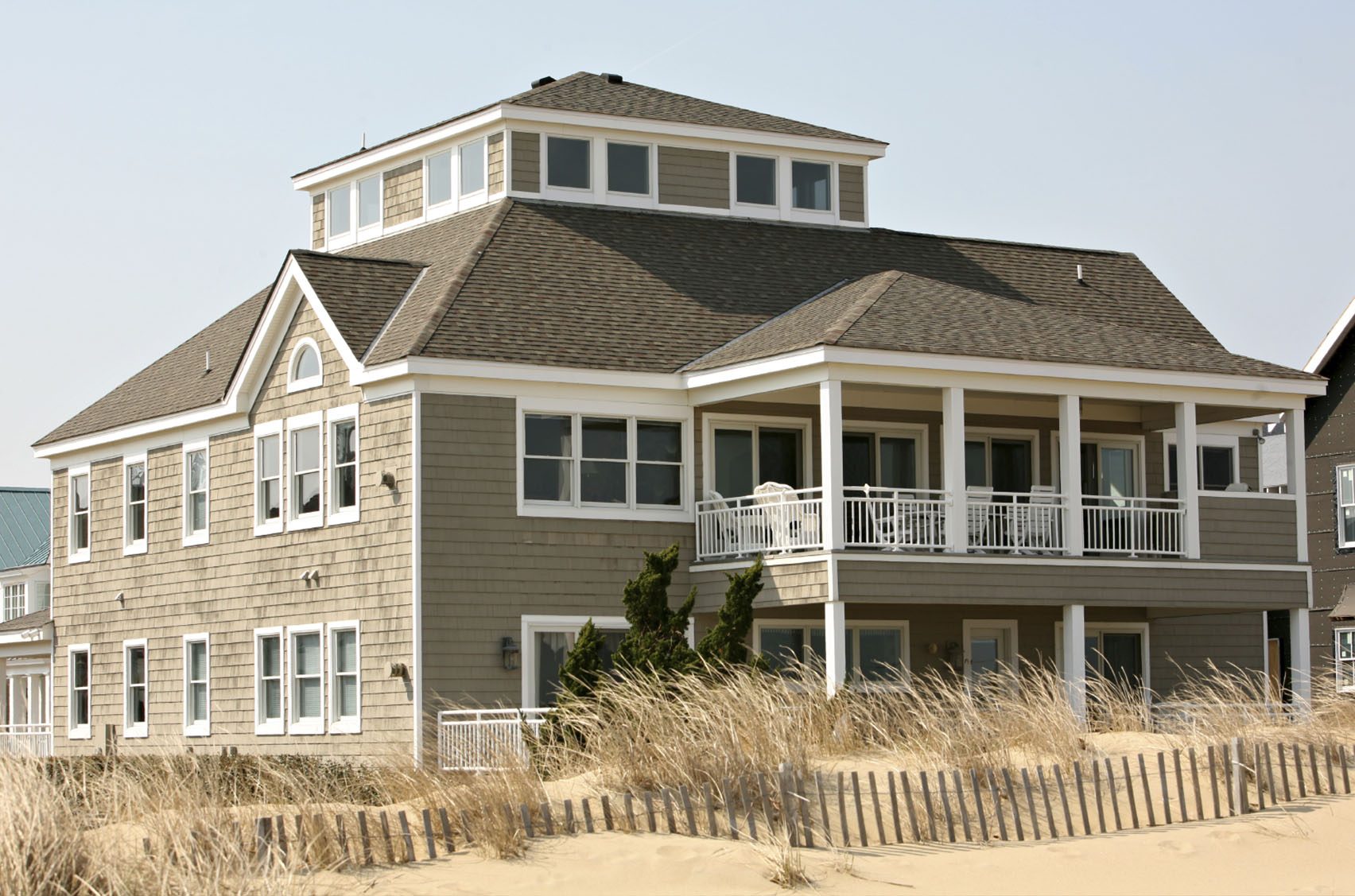 Hamptons-Beach-House-Double-Deck