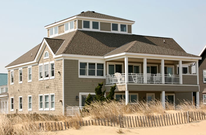 Hamptons-Beach-House-Double-Deck